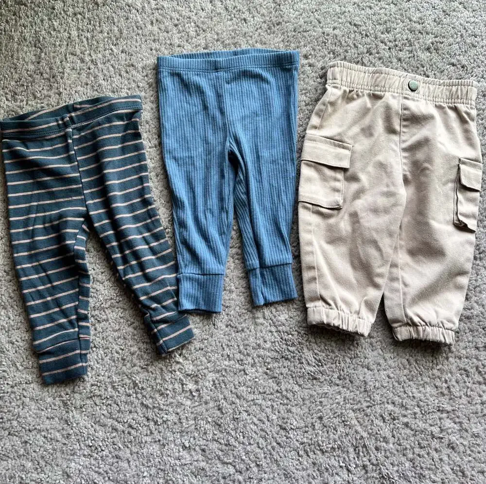 (#15). Carter's boys 2-Piece Pants & bear paw Lot Size 6m